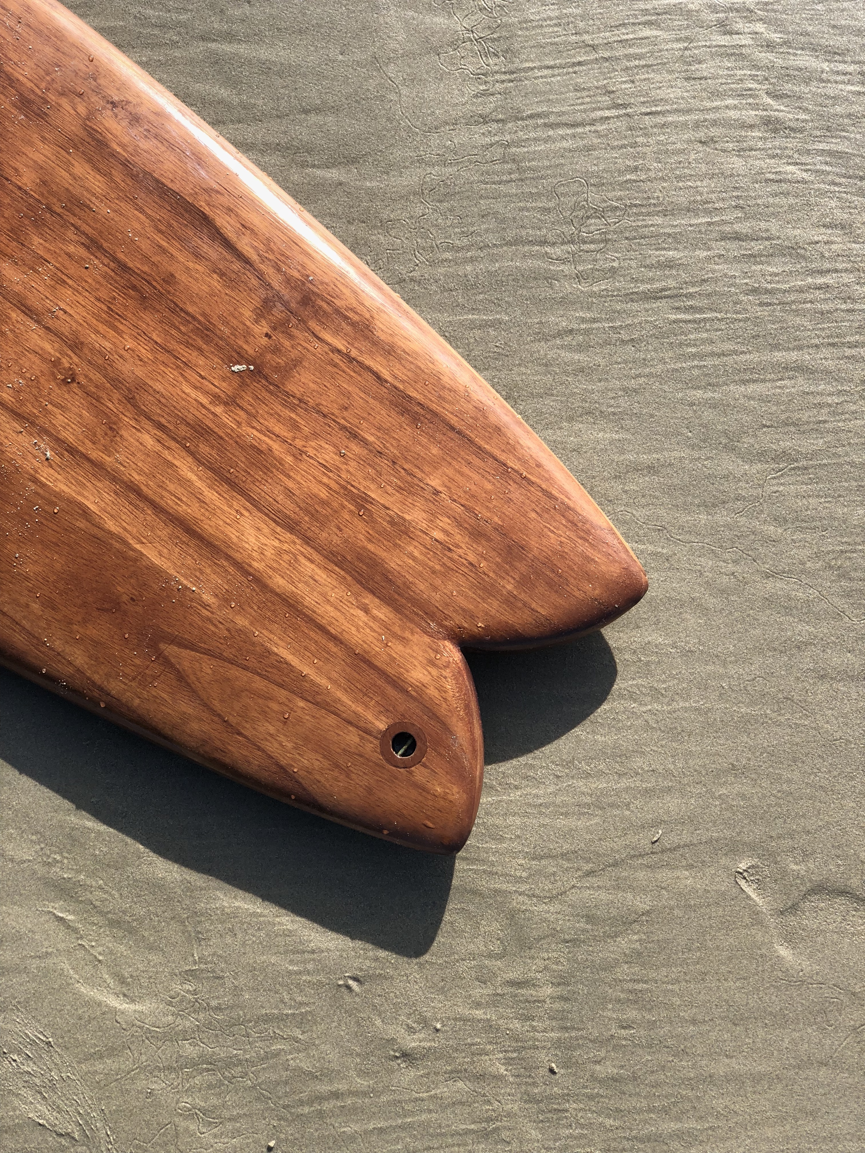 planche de surf en bois sur les plages du Finistère