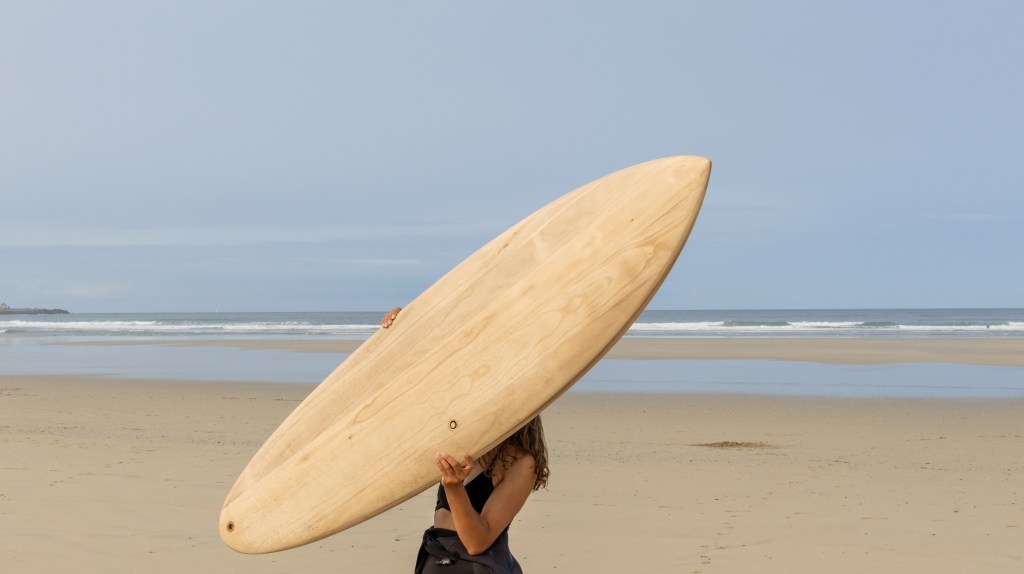 Midlenght 6'8" en bois de paulownia sur la côte bretonne