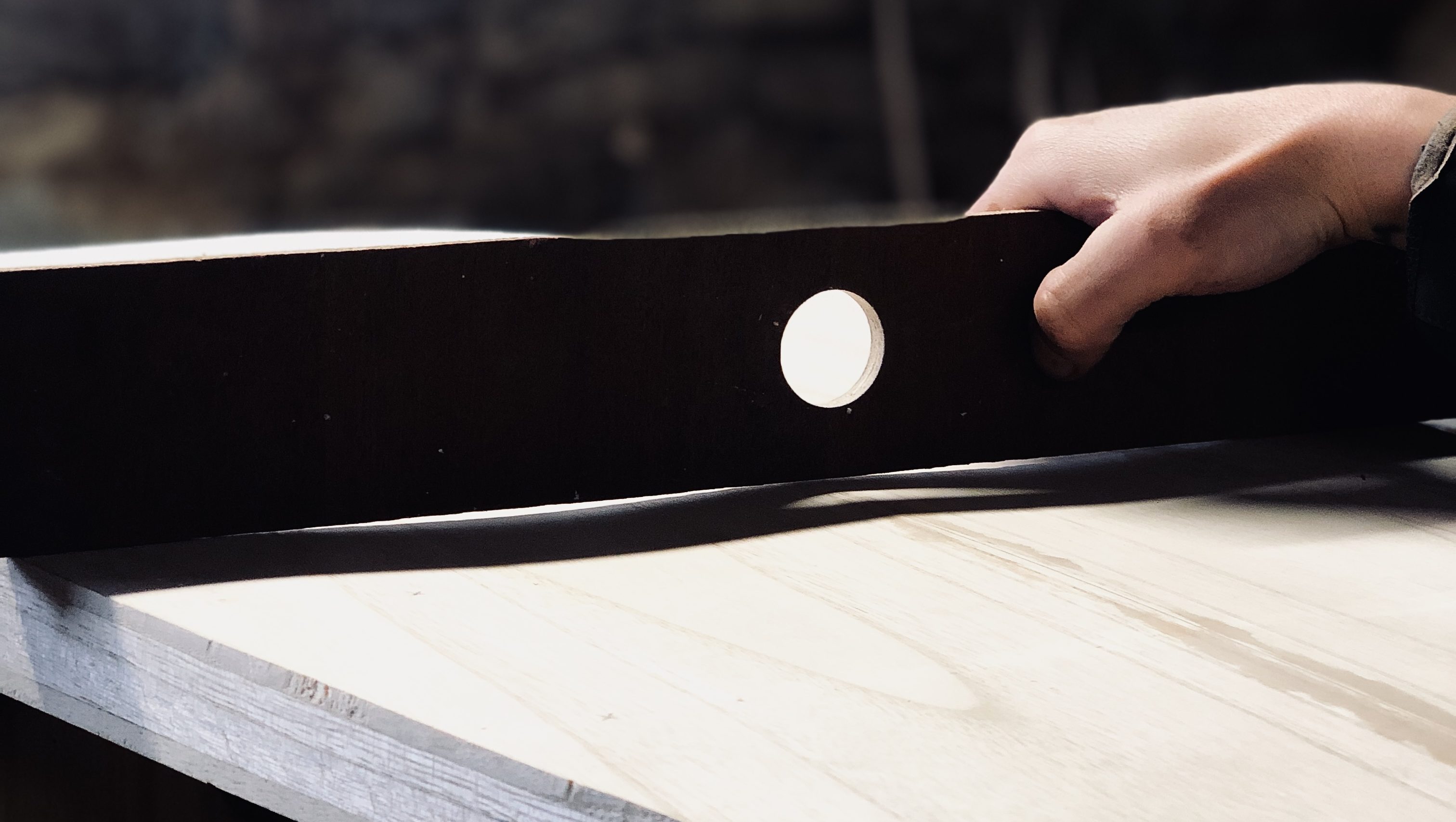 Victor Khatchadourian, ébéniste et shaper bois de l'atelier d'édune en pleine fabrication d'une planche de surf en bois en Bretagne, dans le Finistère