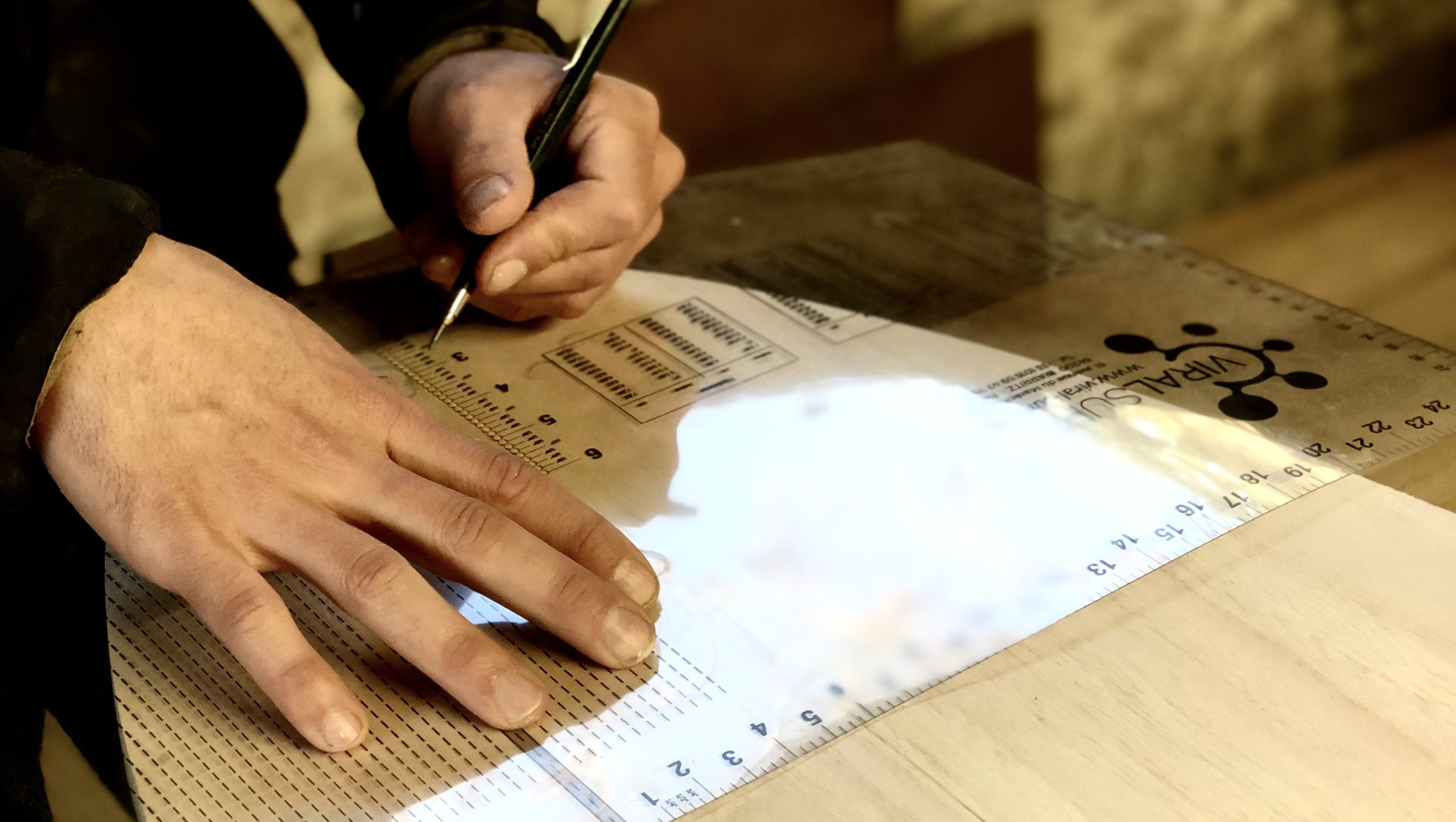 Victor Khatchadourian, ébéniste et shaper bois de l'atelier d'édune en pleine fabrication d'une planche de surf en bois en Bretagne, dans le Finistère