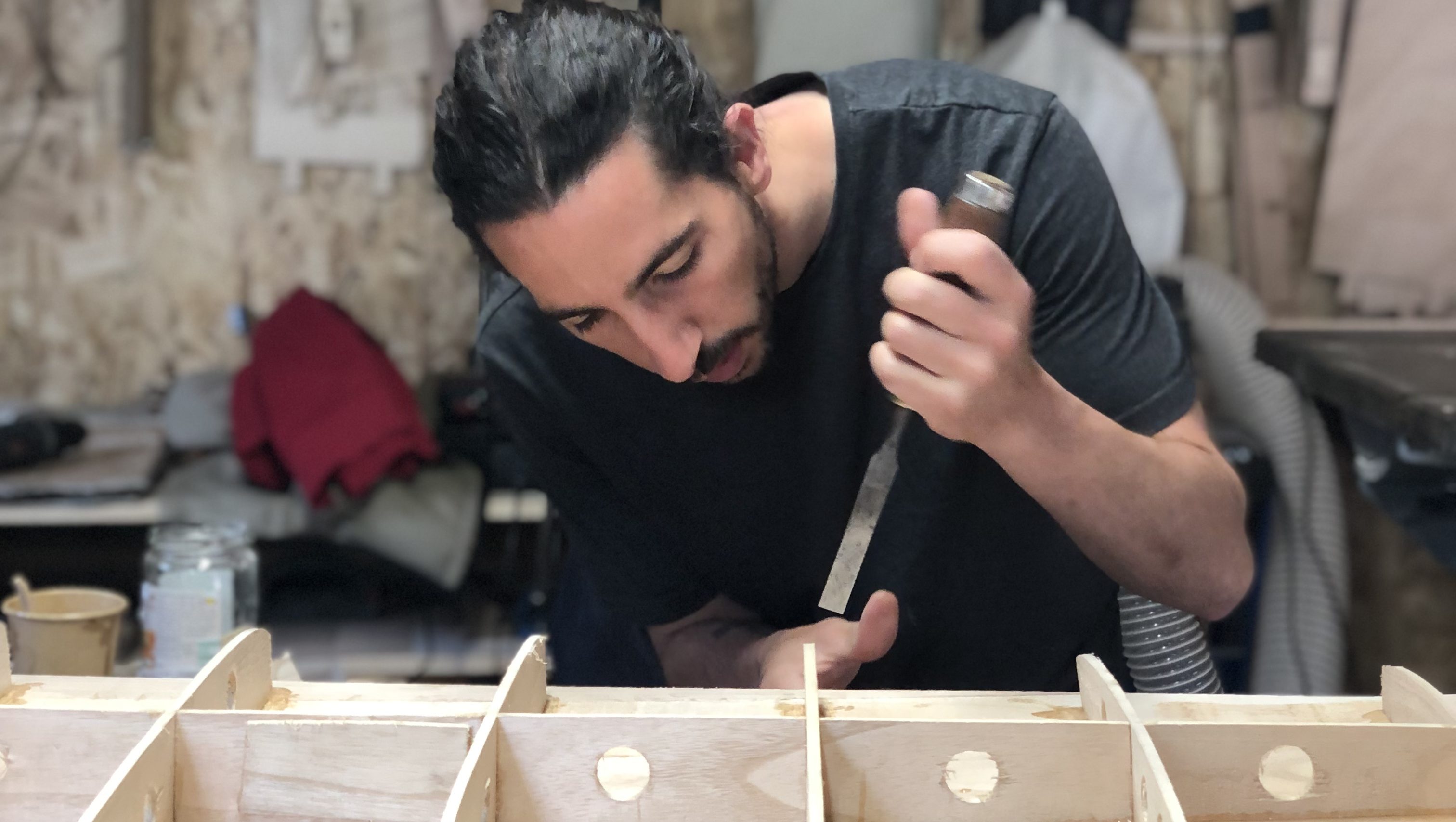Victor Khatchadourian, ébéniste et shaper bois de l'atelier d'édune en pleine fabrication d'une planche de surf en bois en Bretagne, dans le Finistère
