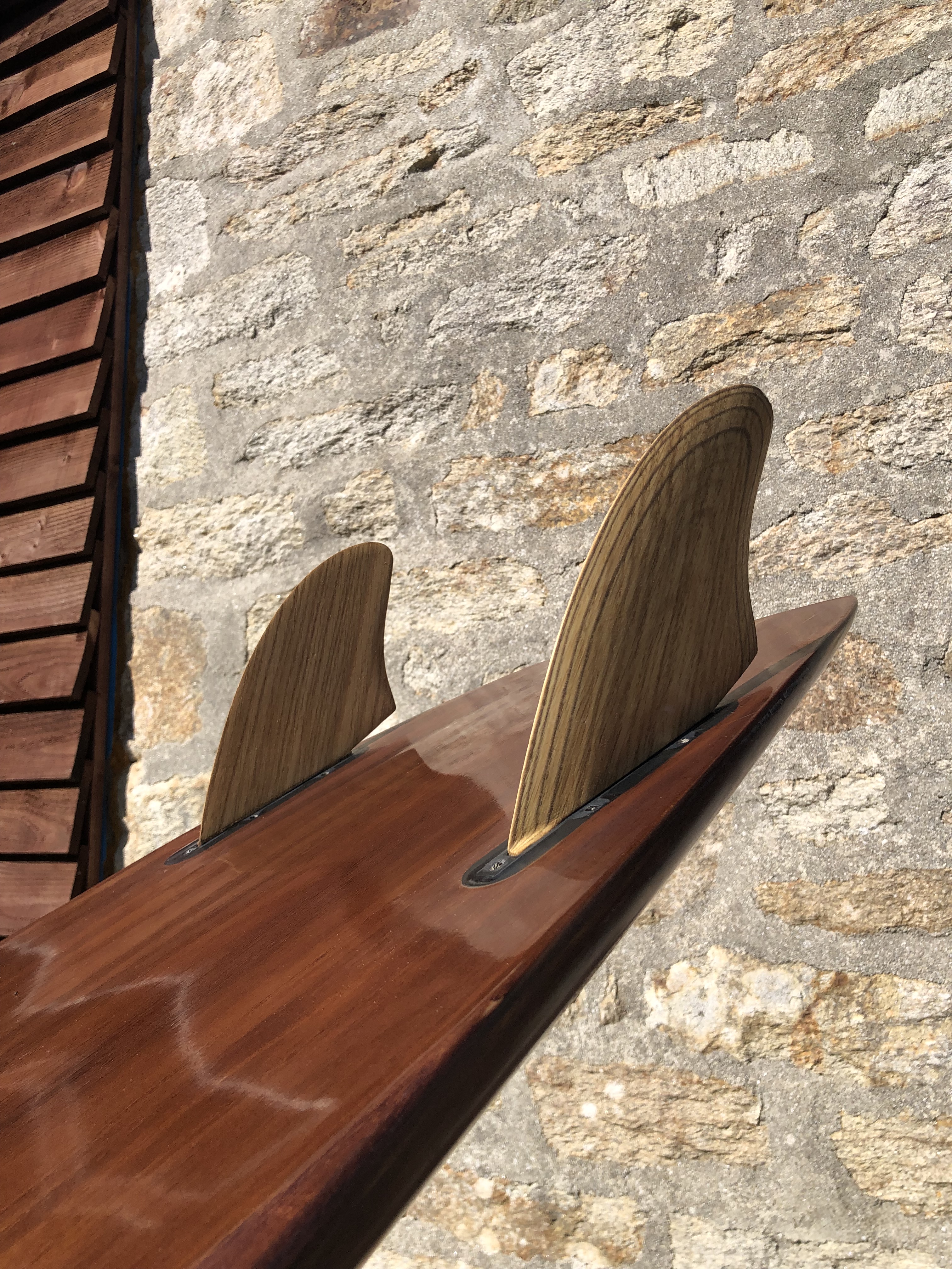 Shaper de planches de surf en bois fabriqués de façon artisanale dans le Finistère