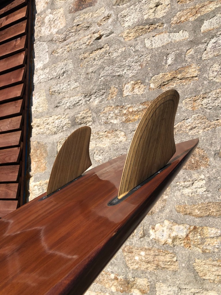 Shaper de planches de surf en bois fabriquées de façon artisanale dans le Finistère