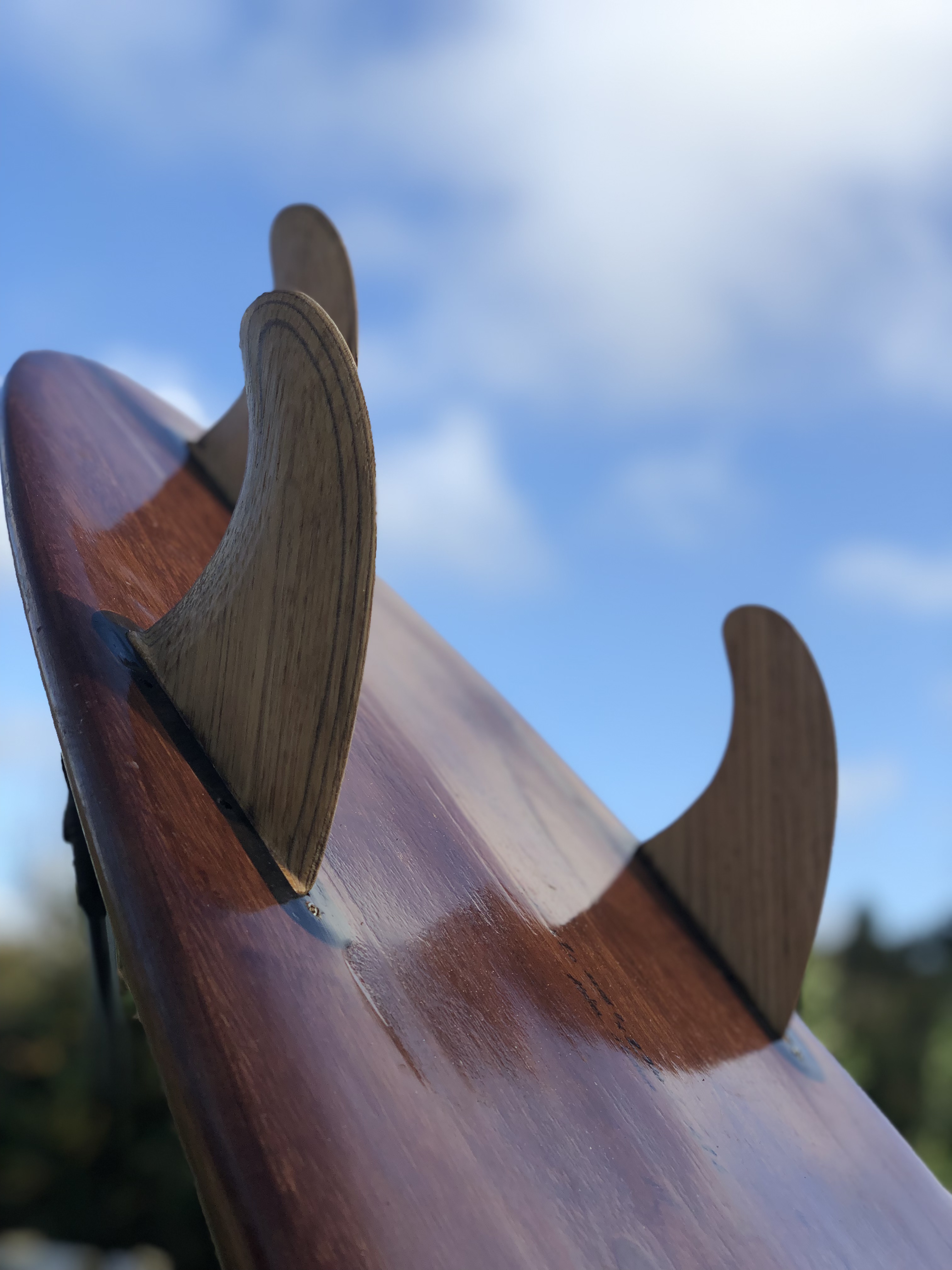 Shaper de planches de surf en bois fabriquées de façon artisanale dans le Finistère